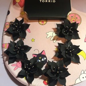 Torrid black flower necklace NWT